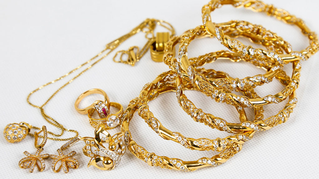 Gold pieces of jewellery to sell for cash